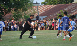 Presiden Main Bola di Gorontalo,  Mentan Amran Cetak Dua Gol, Jokowi:  Amran Pemain Bola Makassar