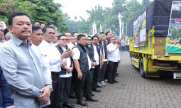Mentan Amran Lepas 207 Truk Bantuan Bencana Banjir Sumatra