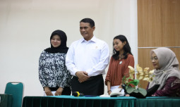 Di Tengah Tugas Negara, Mentan Amran Tetap aktif Mengajar, bahkan Bantu Biaya Kuliah Mahasiswi Yatim Piatu