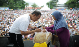 Sentuhan Nyata untuk Rakyat Kecil: Mentan Amran Bantu Modal Rp20 Juta untuk Pedagang Kerupuk di Bone