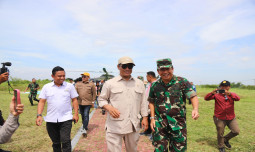 Sehari Empat Propinsi, Demi Swasembada Mentan Amran Hanya Istirahat di Heli dan Pesawat