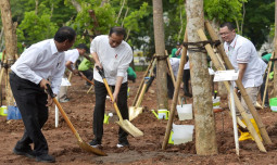 Mentan Amran Dampingi Presiden Gerakan Tanam Pohon Bersama Sebagai Menteri LHK Ad-Interim
